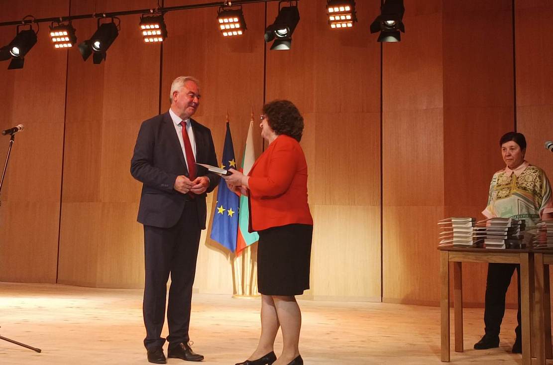 Награди за принос в областта на образованието получиха директори, педагози, ученици и деца от школи 