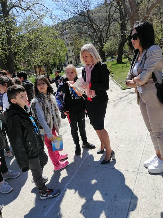 Флашмоб „Остави всичко и чети“ събра 120 деца  във  Враца