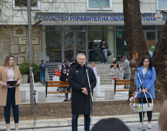 Еднометрови перашки разкрасиха центъра на Монтана