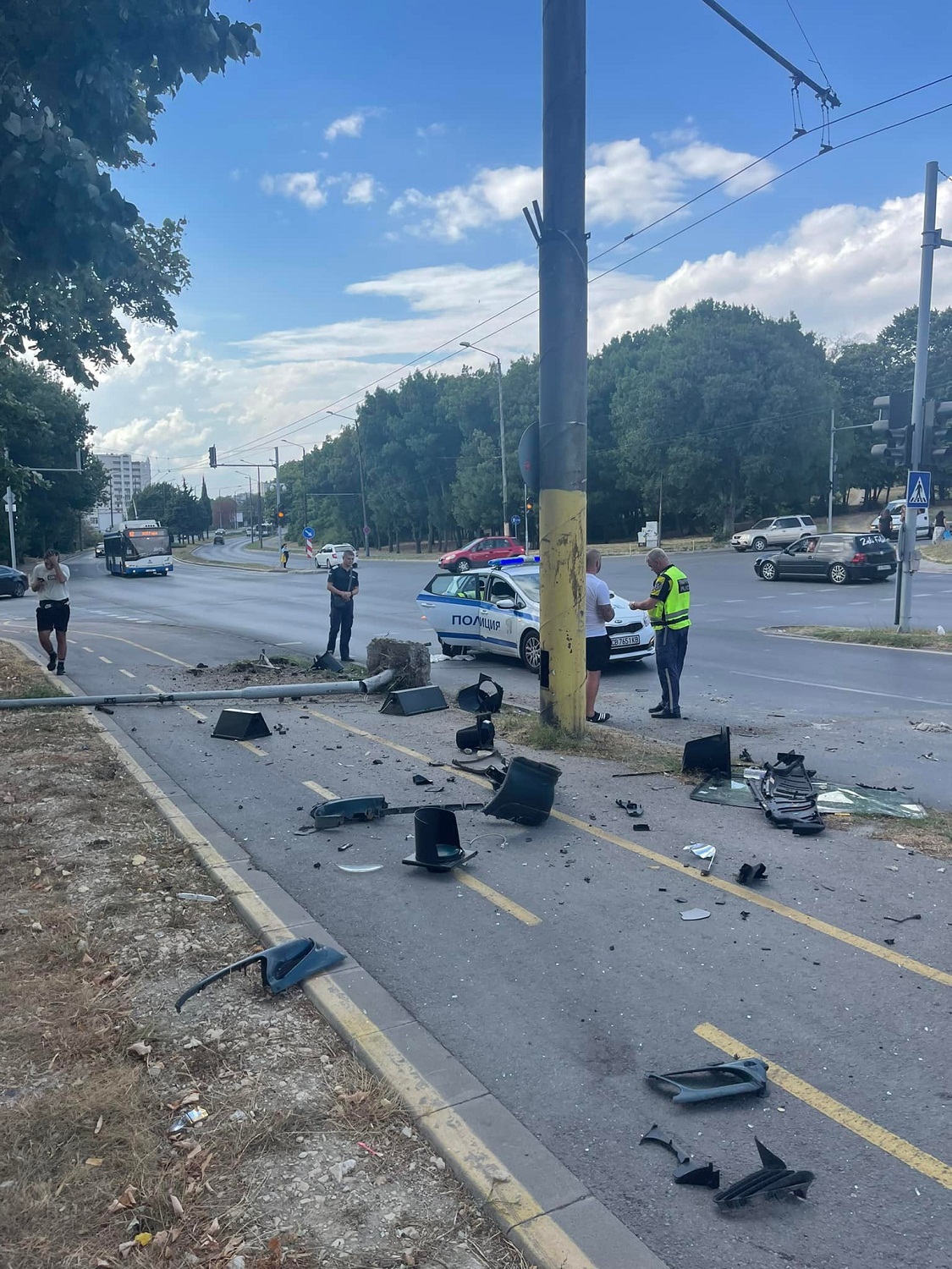 Лека кола се преобърна по таван на варненски булевард