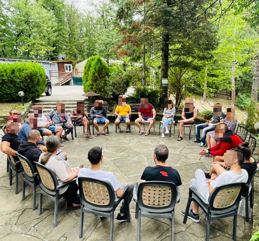 Любители - актьори  със зависимости създават документален спектакъл по личните си истории