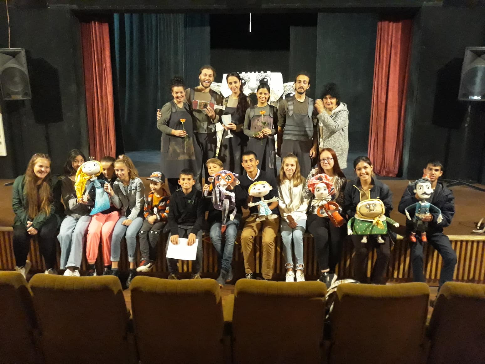 Театър под върбите на село