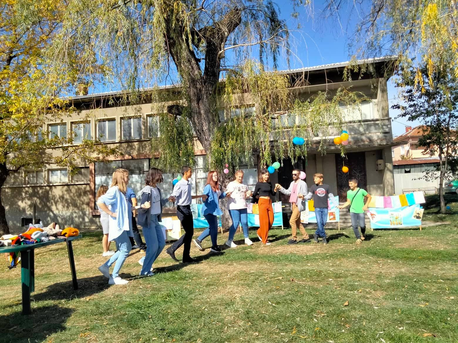 Театър под върбите на село