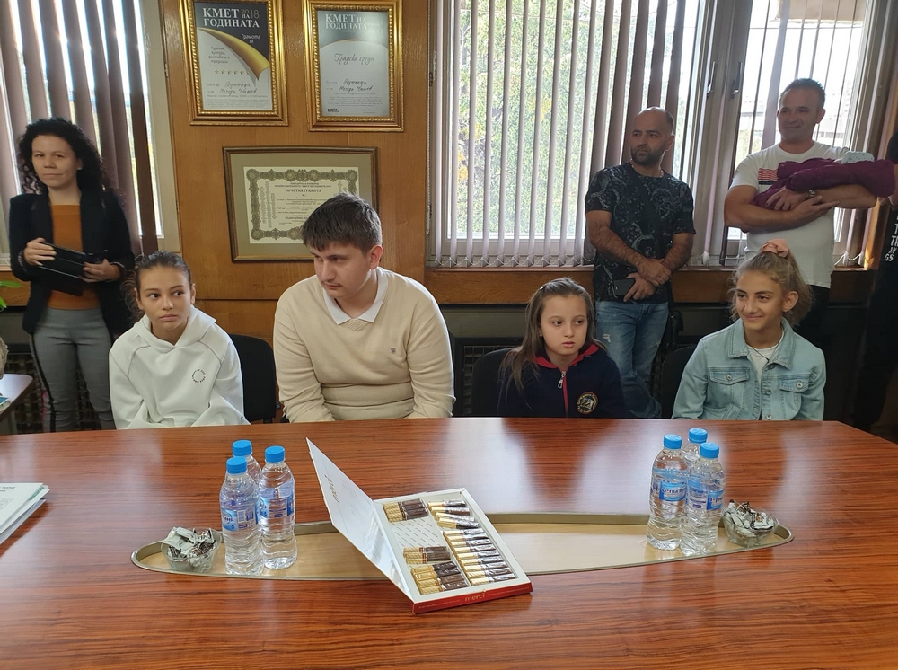 Даровитите деца на Дупница си получиха стипендиите от кмета Методи Чимев