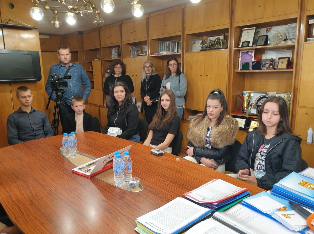 Даровитите деца на Дупница си получиха стипендиите от кмета Методи Чимев