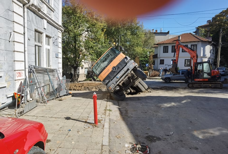 Камион пропадна в изкоп