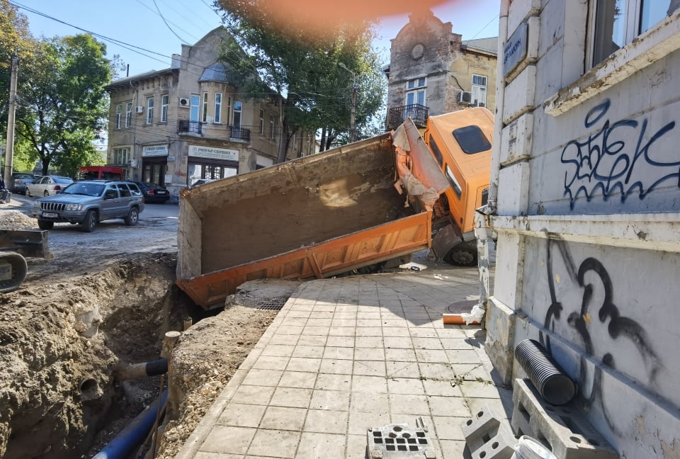 Камион пропадна в изкоп