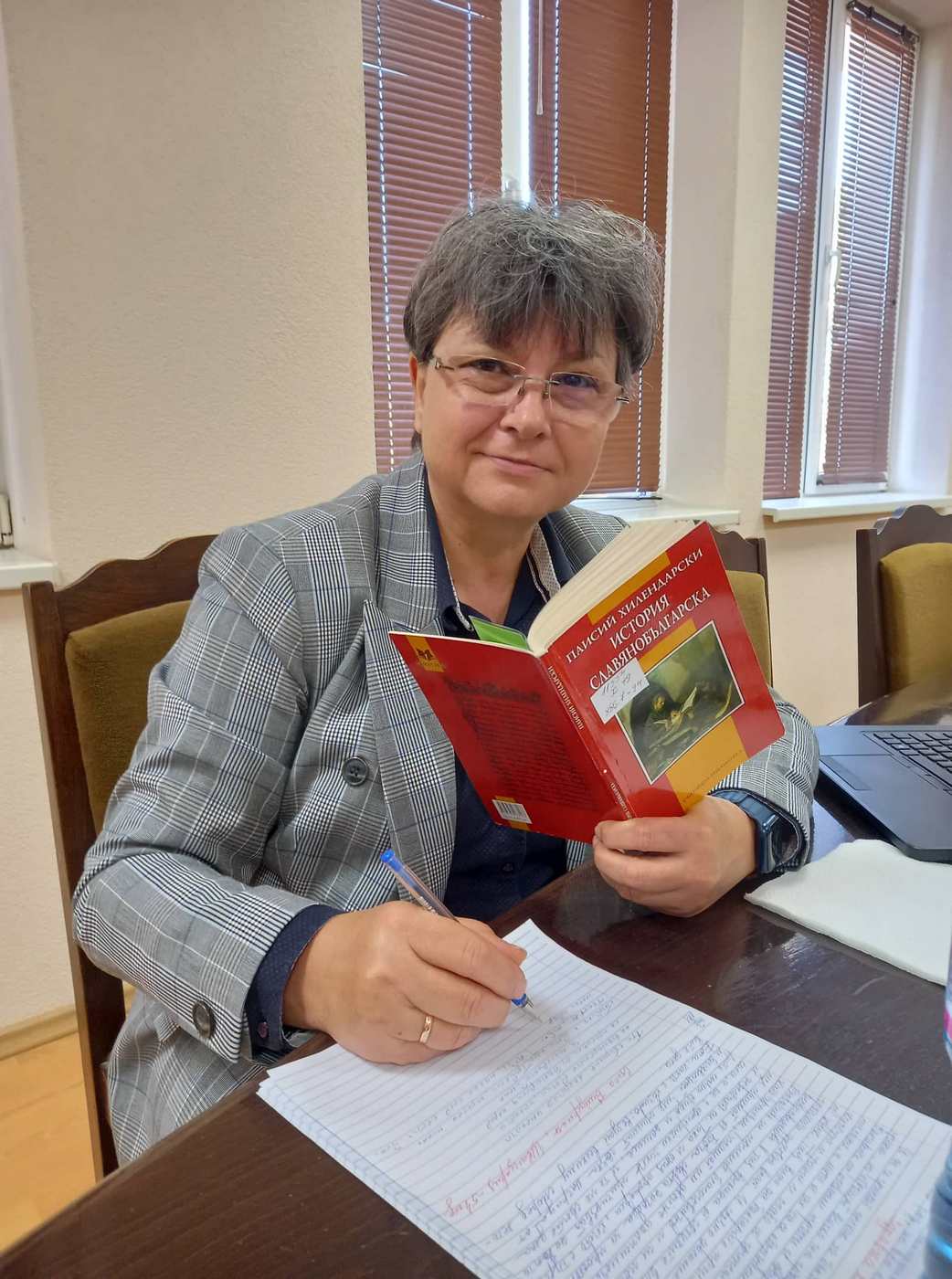 Цяло село преписва „История Славянобългарска“