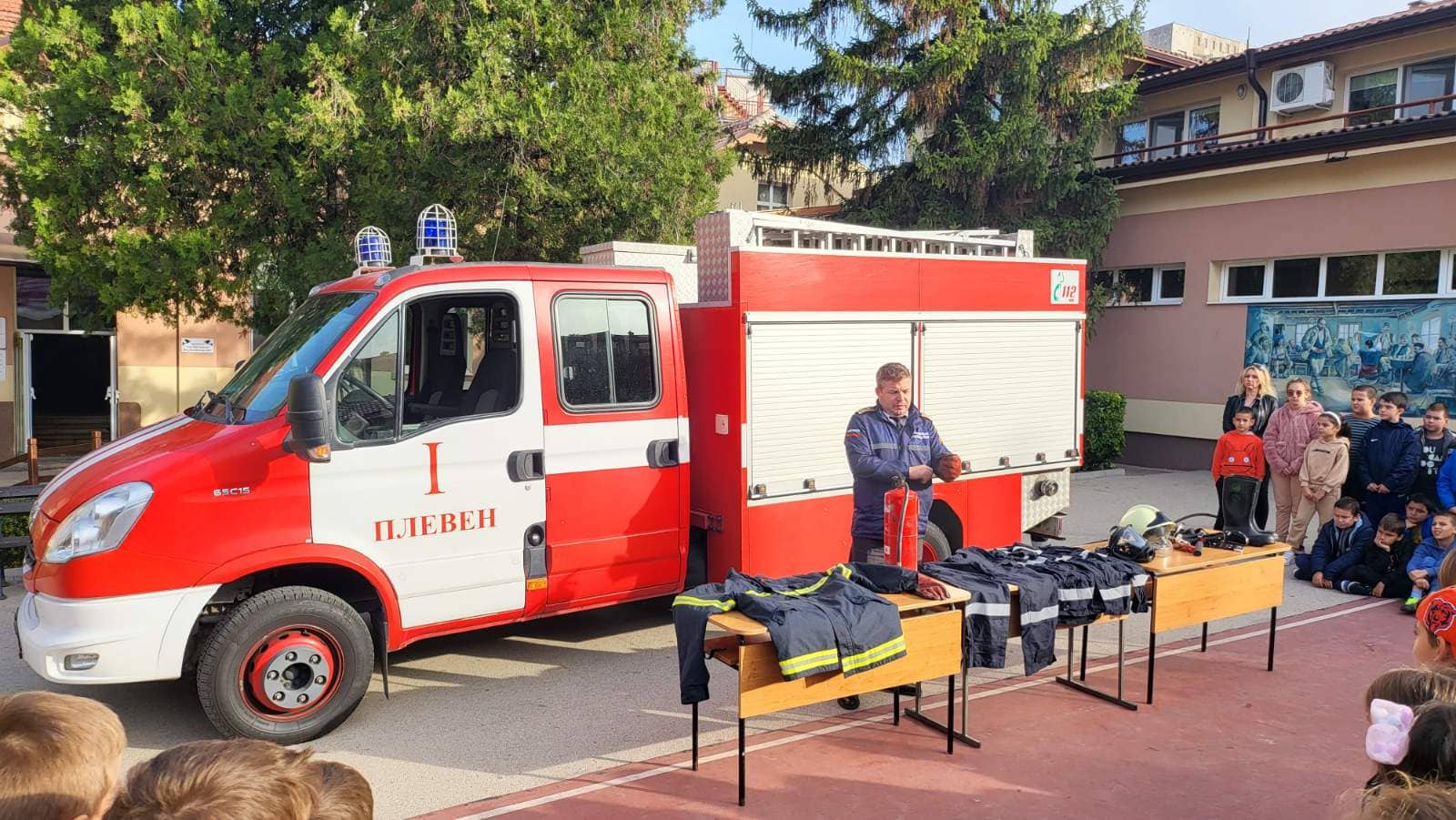 В ИНУ Христо Ботев - Плевен проведоха тренировка по евакуация на учениците и персонала 