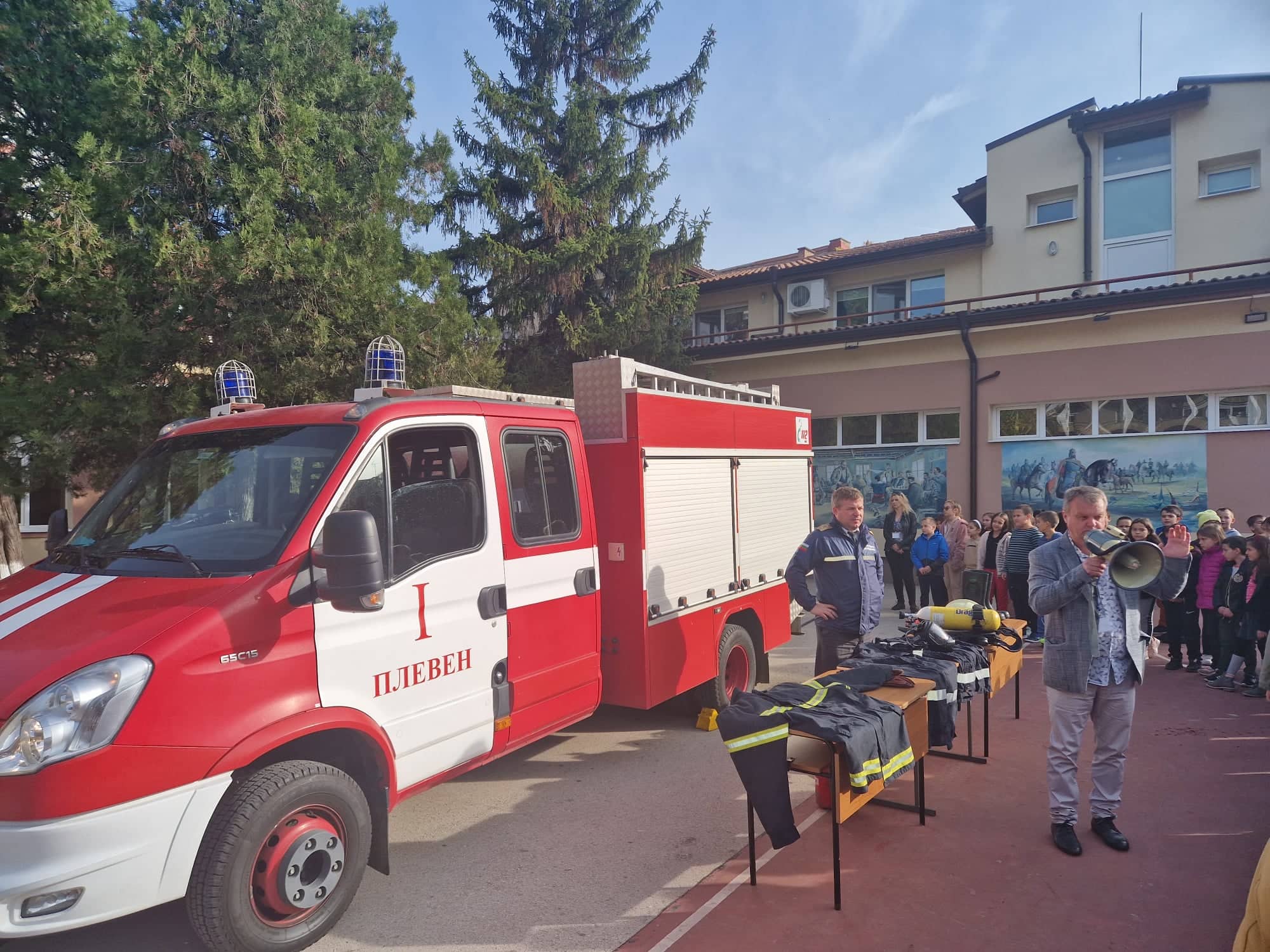В ИНУ Христо Ботев - Плевен проведоха тренировка по евакуация на учениците и персонала 