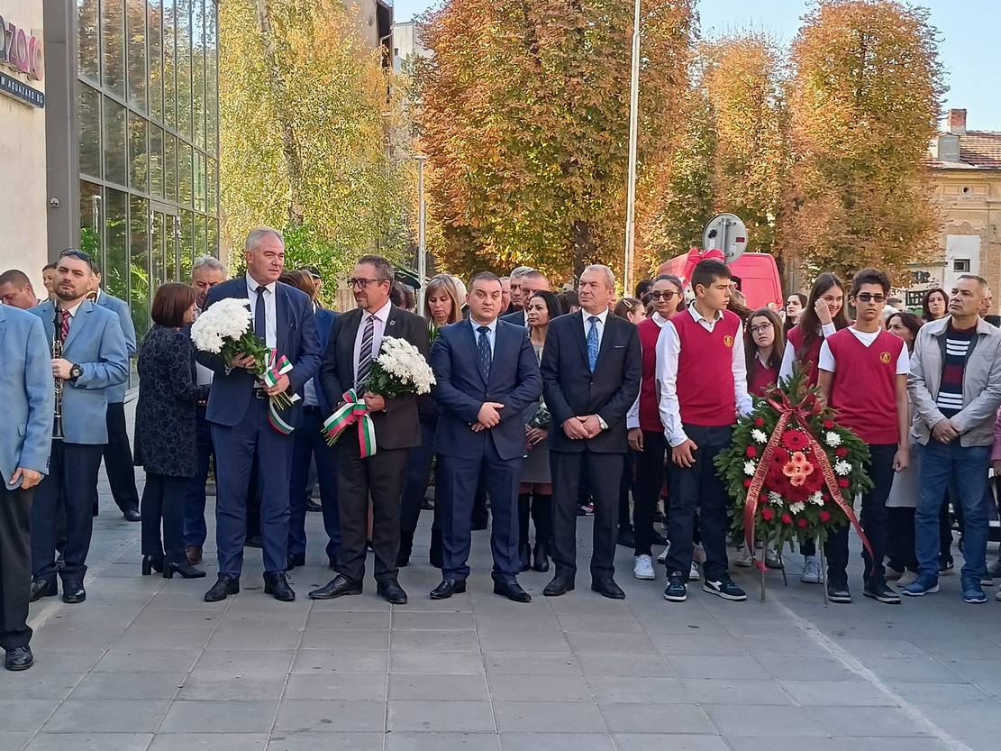 С тържествен ритуал Плевен отбеляза Деня на народните будители