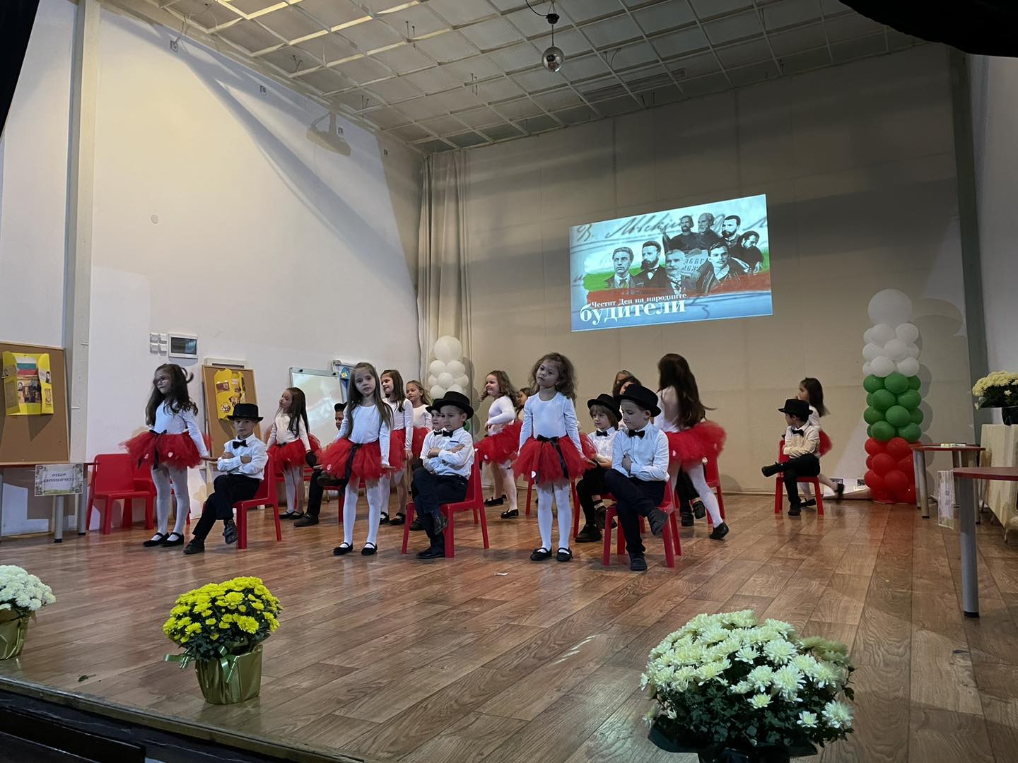 Във Враца възпитаници на детски градини отбелязаха Деня на народните будители