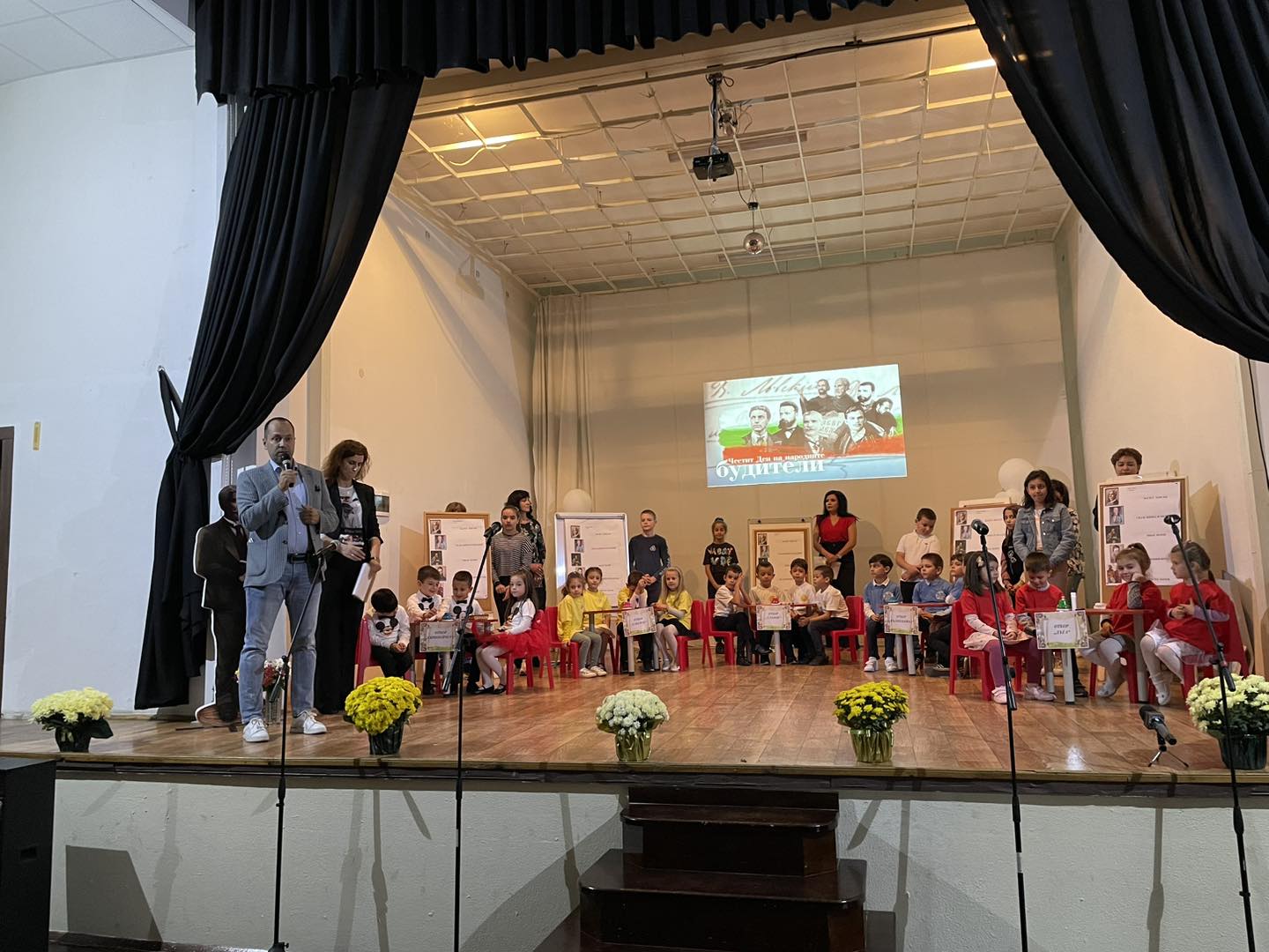 Във Враца възпитаници на детски градини отбелязаха Деня на народните будители