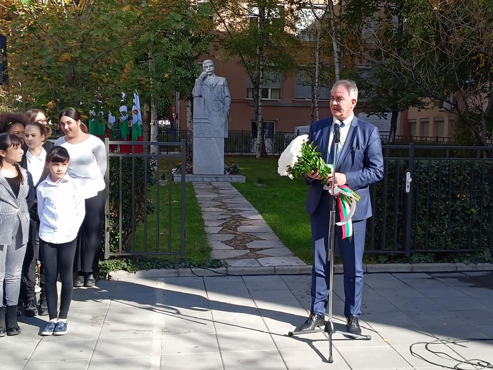 С тържествен ритуал Плевен отбеляза Деня на народните будители