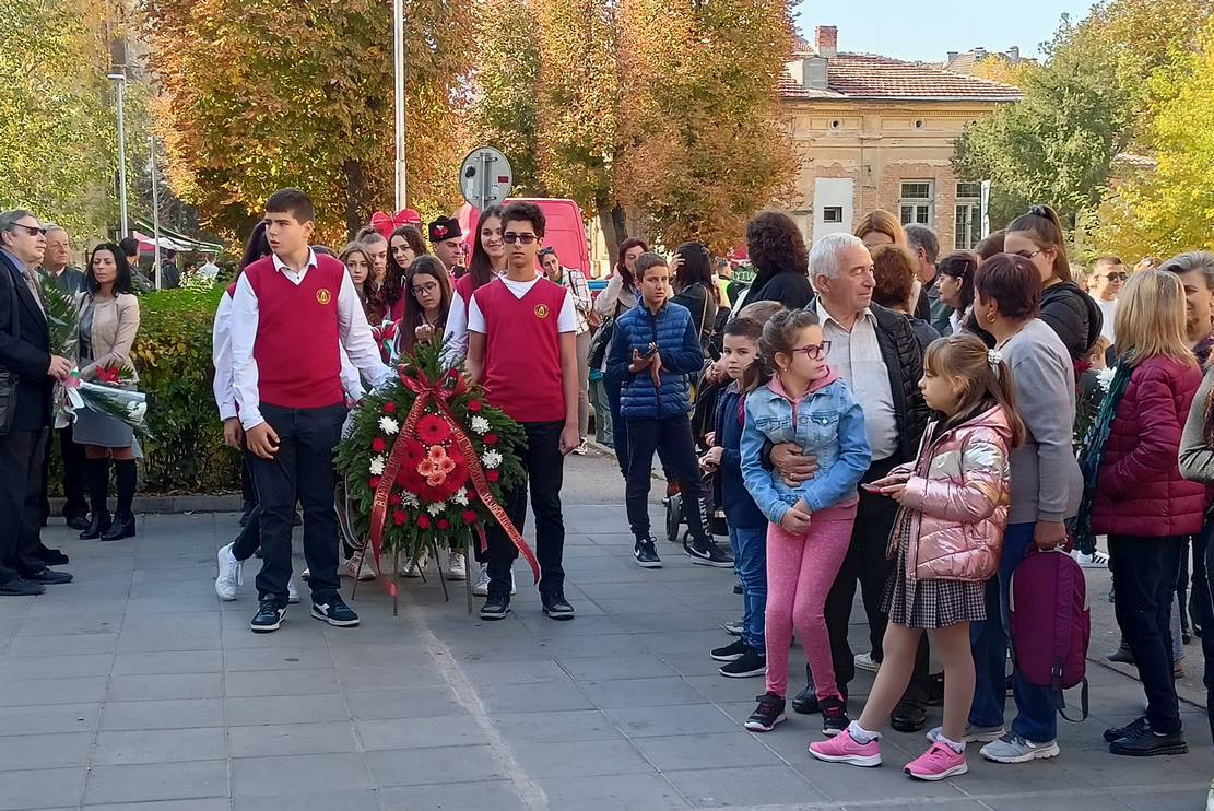 С тържествен ритуал Плевен отбеляза Деня на народните будители