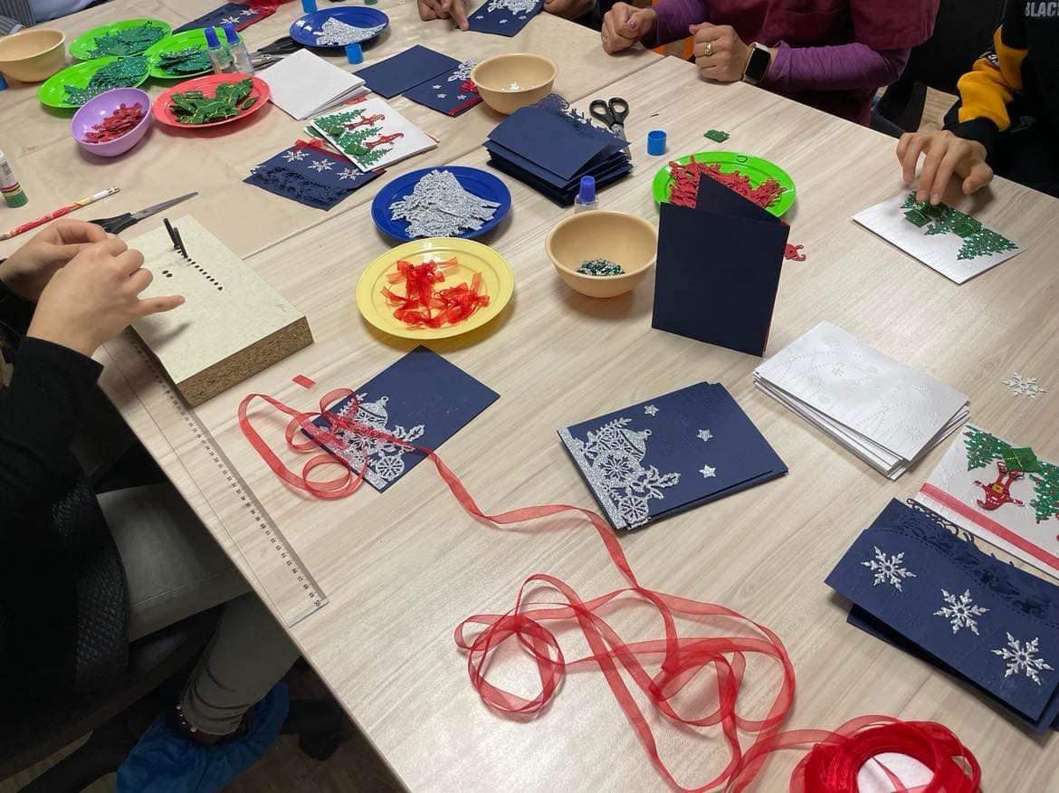 Кметът на Враца и деца от Дневен център изработваха заедно картички за Коледа
