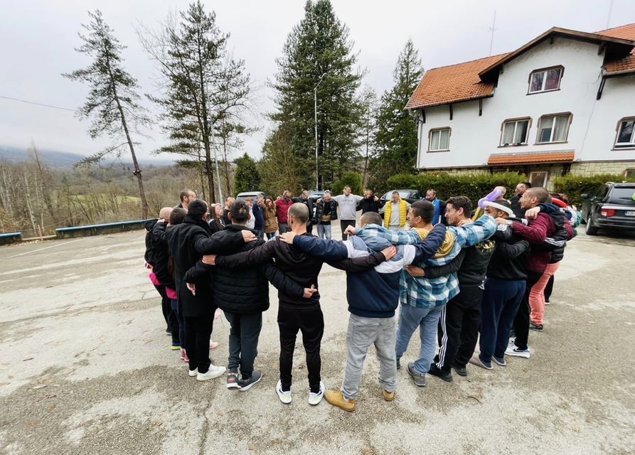 Любители - актьори  със зависимости създават документален спектакъл по личните си истории