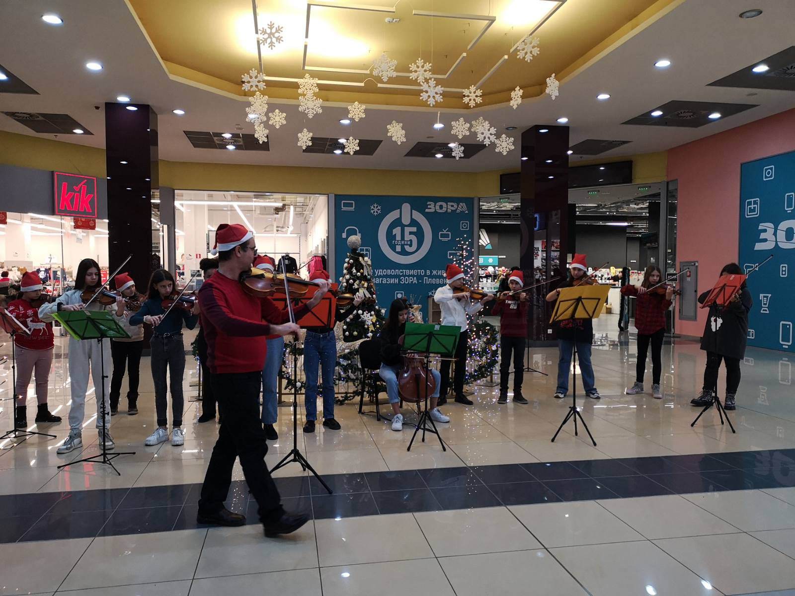 Възпитаници на НУИ Панайот Пипков изненадаха приятно посетителите на плевенски МОЛ