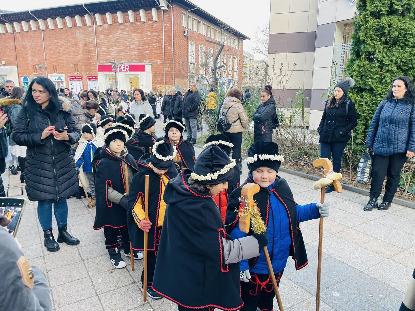 Над 200 коледари  благословиха за здраве жителите на Враца