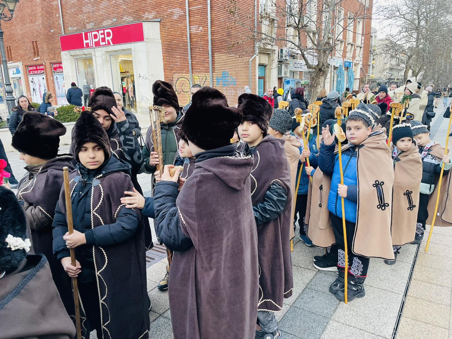 Над 200 коледари  благословиха за здраве жителите на Враца