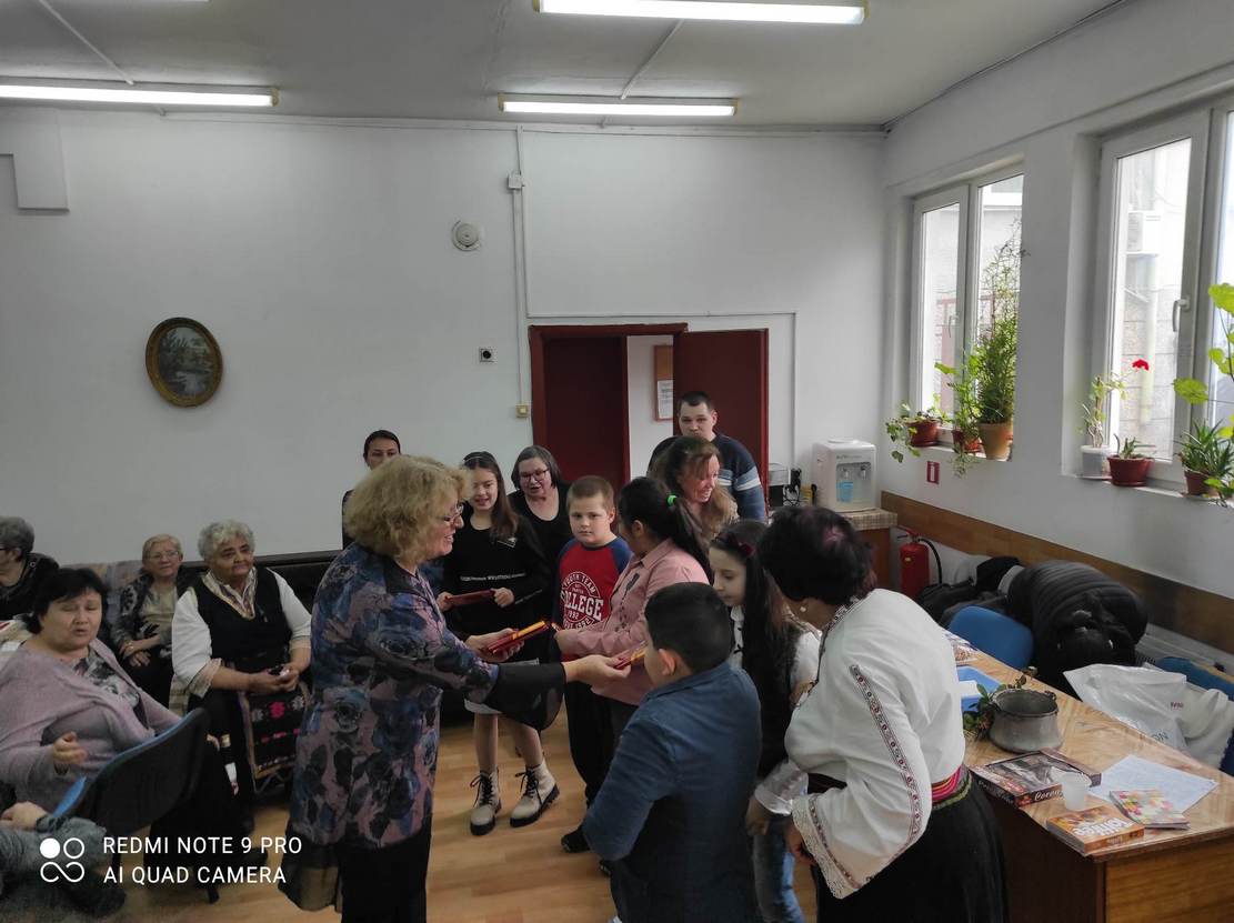 Инициативата „С любов към баба“ в град Левски