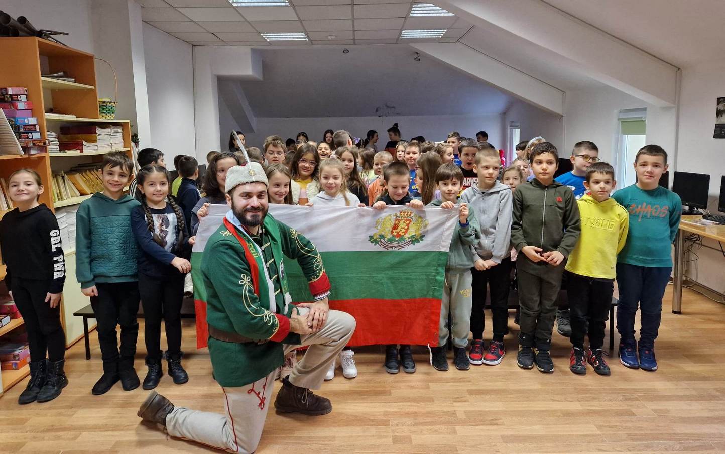 Урок по родолюбие се проведе в ИНУ „Христо Ботев“/ВИДЕО-СНИМКИ/