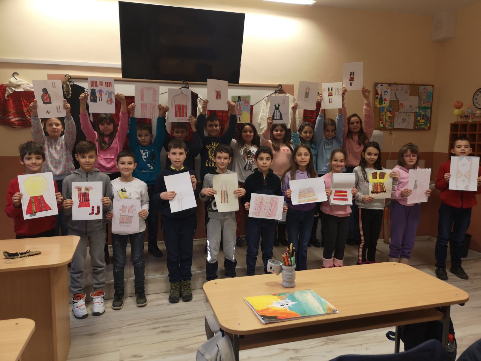 Урок по изобразително изкуство в ИНУ Христо Ботев разкрива красотата на българската шевица