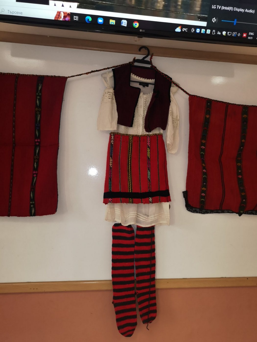 Урок по изобразително изкуство в ИНУ Христо Ботев разкрива красотата на българската шевица