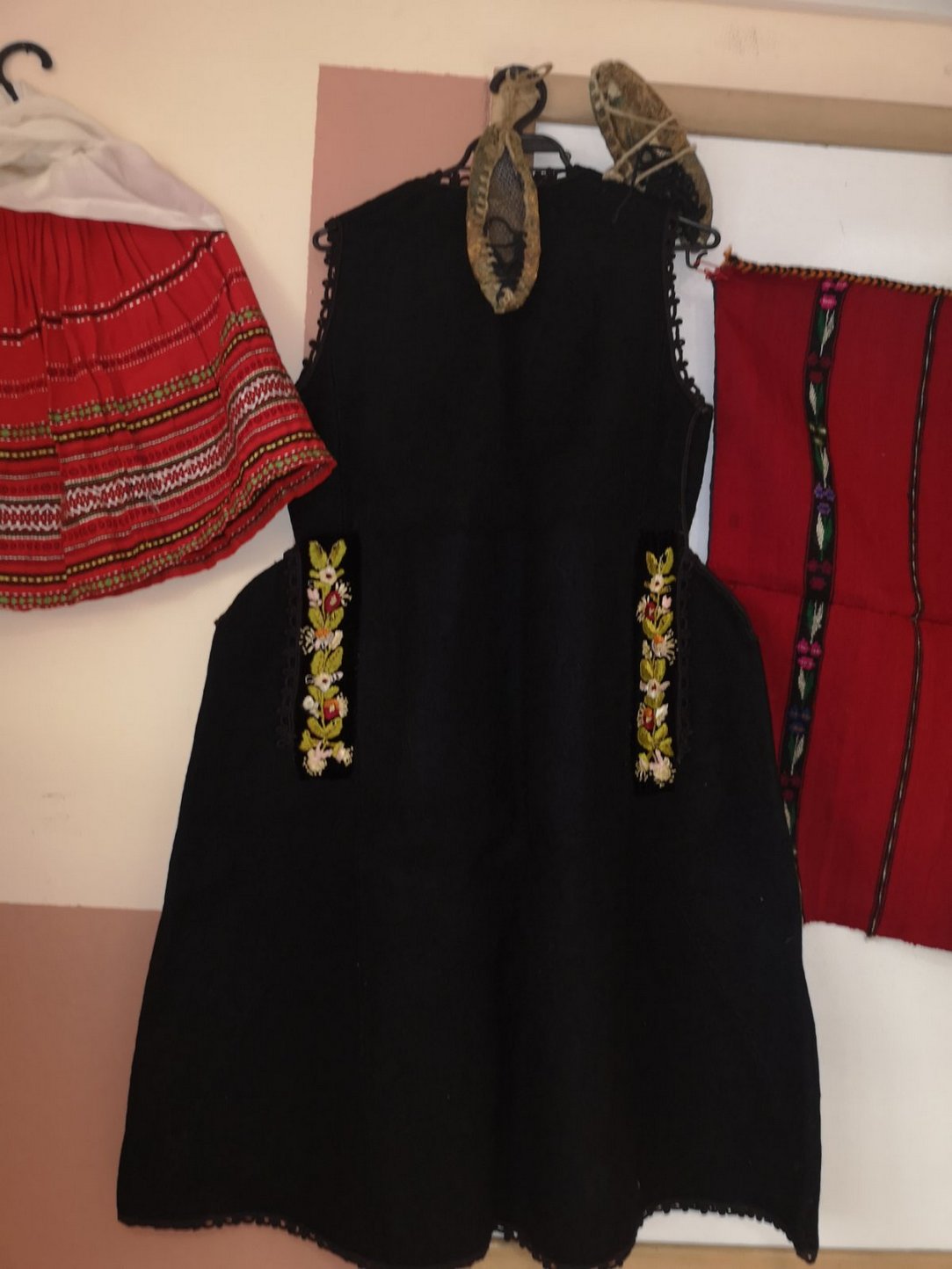 Урок по изобразително изкуство в ИНУ Христо Ботев разкрива красотата на българската шевица