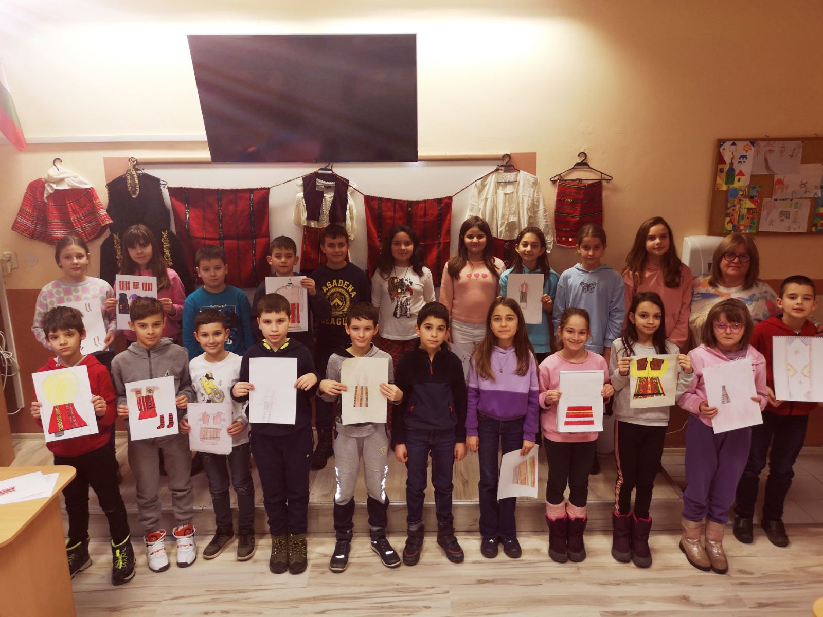 Урок по изобразително изкуство в ИНУ Христо Ботев разкрива красотата на българската шевица