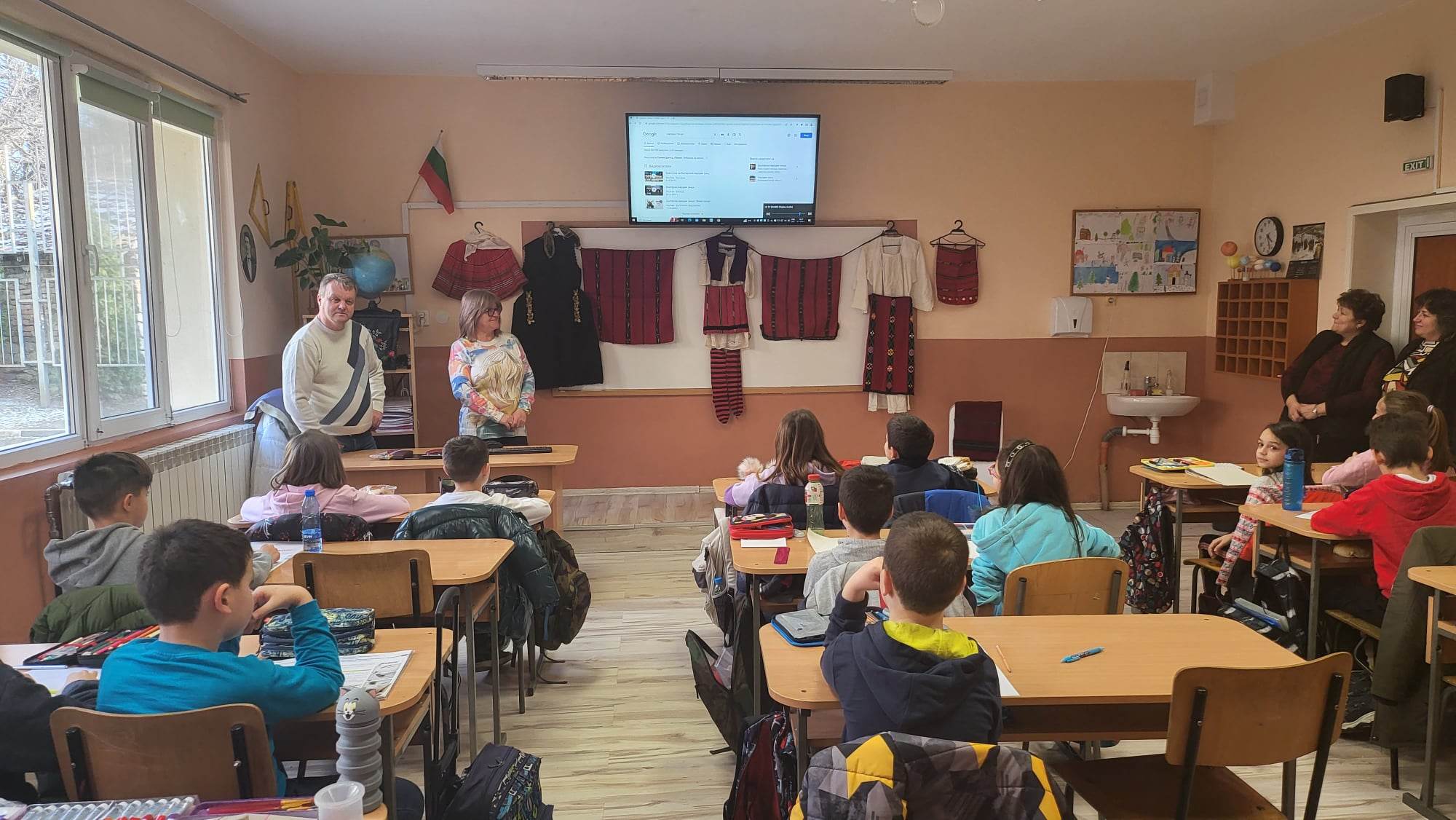 Урок по изобразително изкуство в ИНУ Христо Ботев разкрива красотата на българската шевица