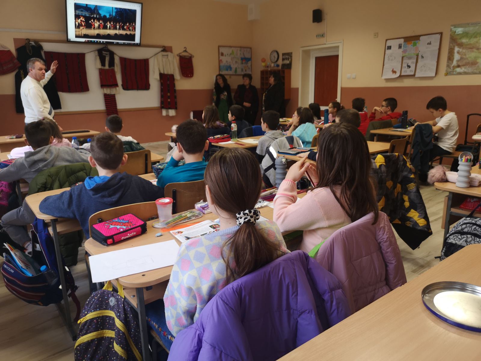 Урок по изобразително изкуство в ИНУ Христо Ботев разкрива красотата на българската шевица