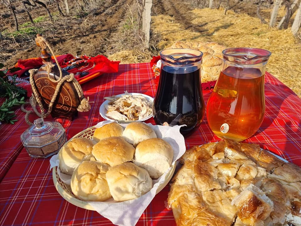 Традиционен ритуал по зарязване на лозята се състоя в местността „Томовското“