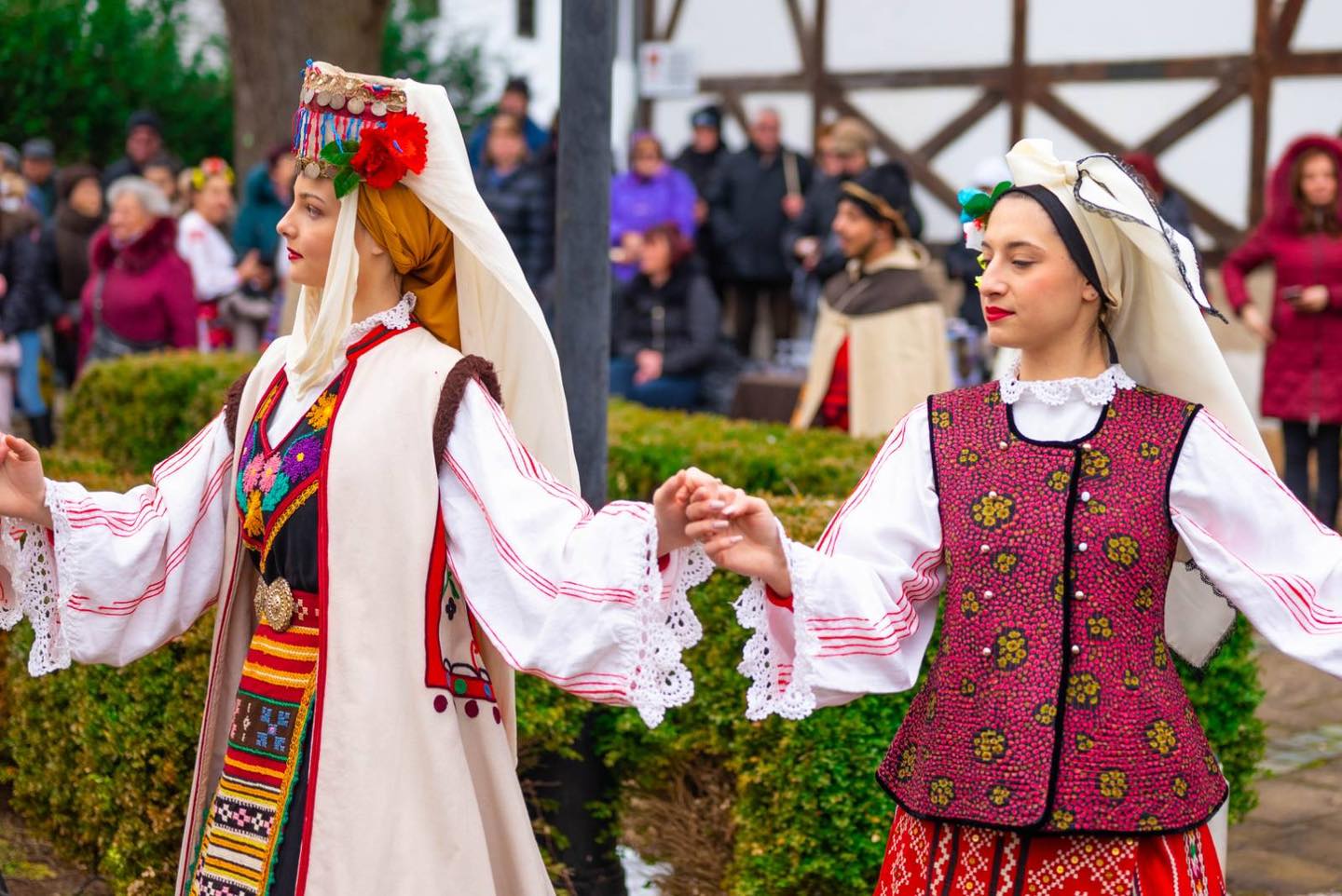 На Зарезан във Враца в двора на Етнографския комплекс 