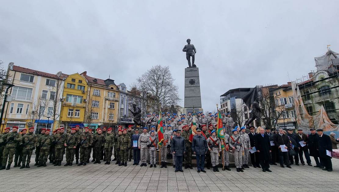 Плевенският гарнизон отбеляза тържествено своя празник/СНИМКИ/