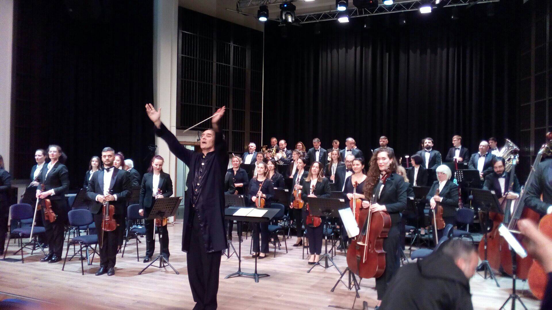 Диригентът Михаил Кац: Музиката е божествена вибрация, а аз съм само проводник на енергията