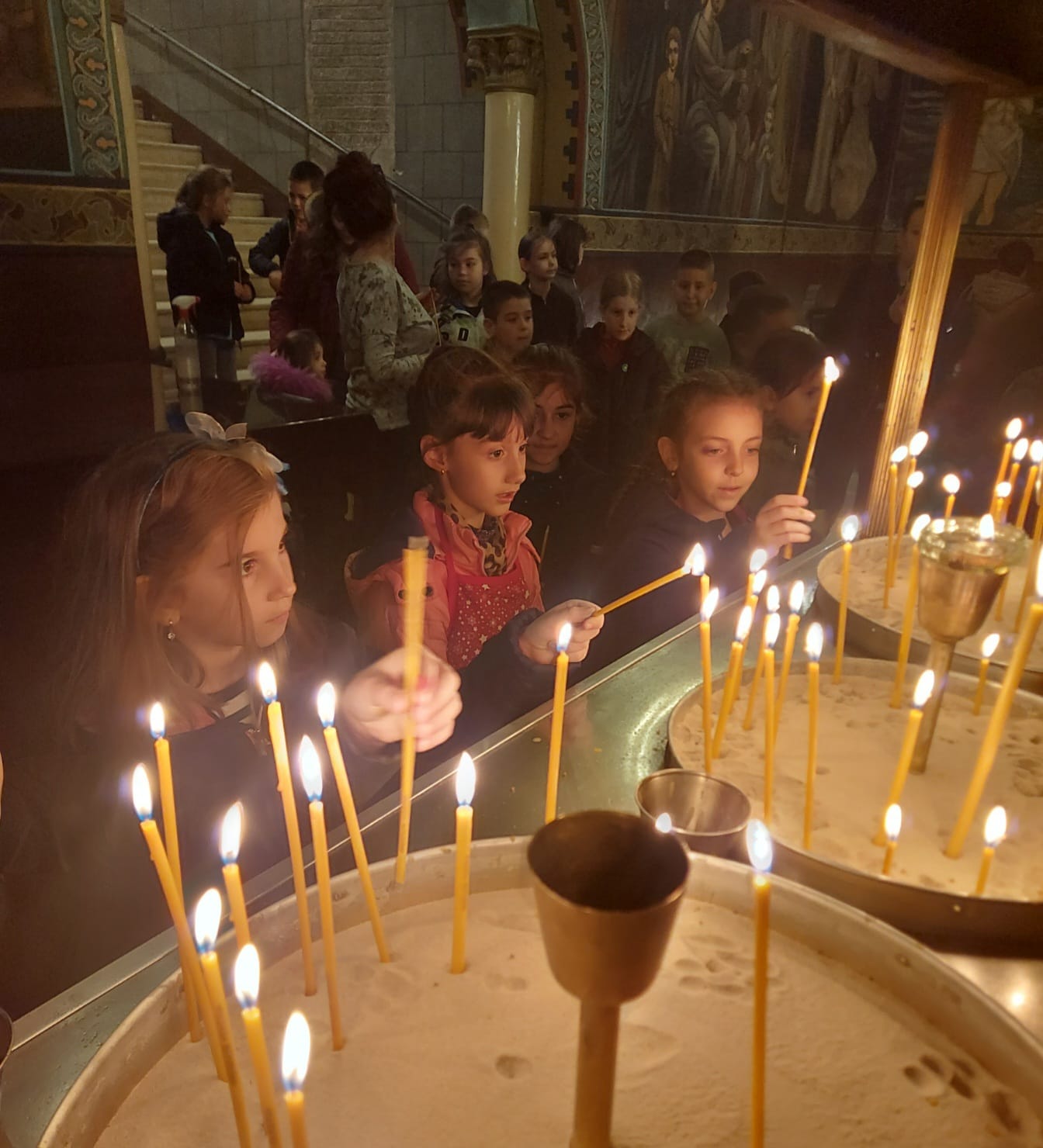 Ученици боядисваха великденски яйца в двора на църквата "Св. Троица"