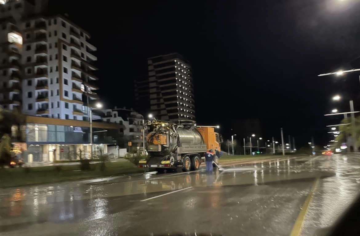 Голяма ВиК авария превърна варненски булевард в река