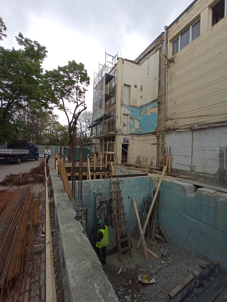 Напредва ремонтът на Филиала на Варненския театър (СНИМКИ)