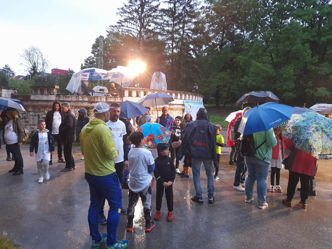 Близо 100 плевенчани тичаха под дъжда в първото нощно бягане в парк „Кайлъка“