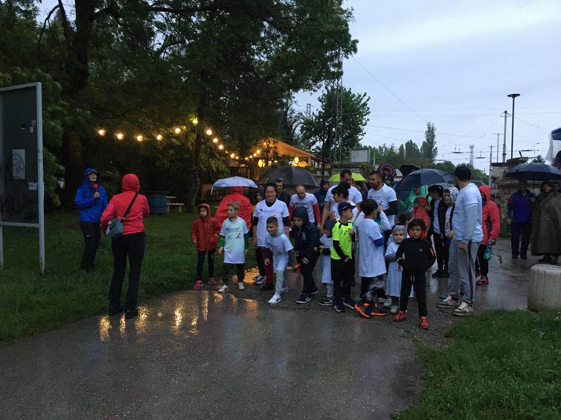 Близо 100 плевенчани тичаха под дъжда в първото нощно бягане в парк „Кайлъка“