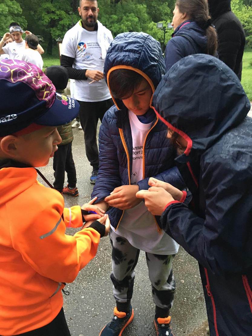 Близо 100 плевенчани тичаха под дъжда в първото нощно бягане в парк „Кайлъка“