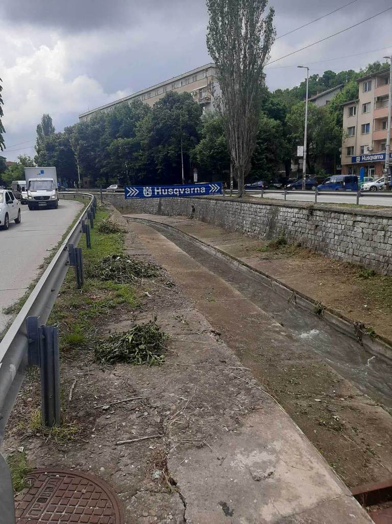 Продължава почистването на речните корита на територията на Плевен