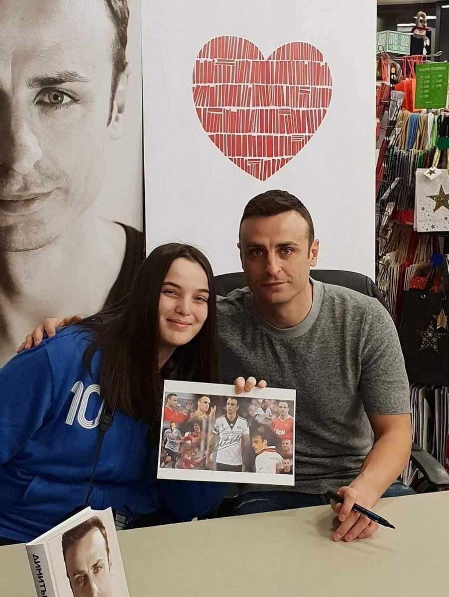 Млада варненка събра 500 автографи на известни личности 