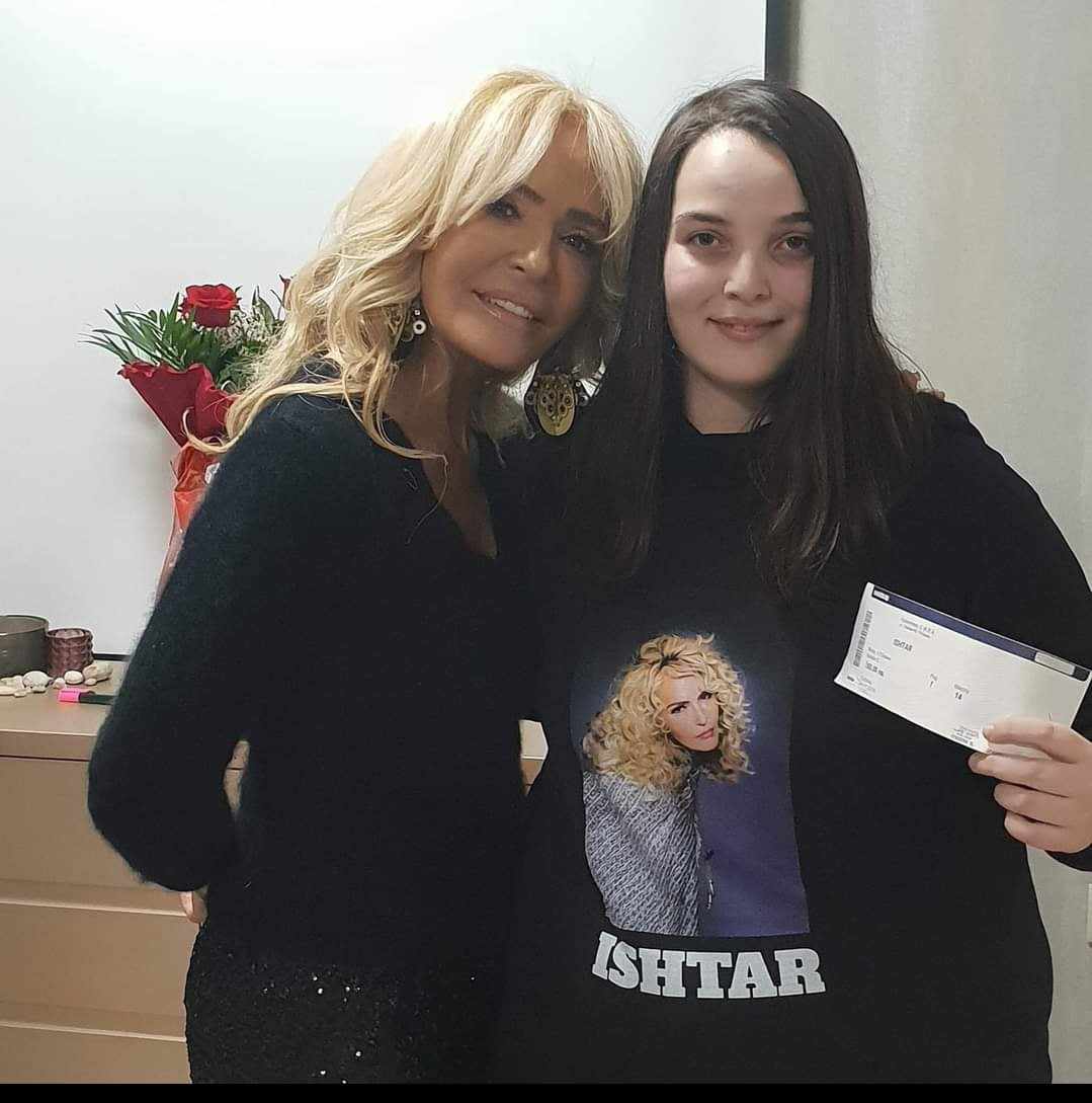 Млада варненка събра 500 автографи на известни личности 