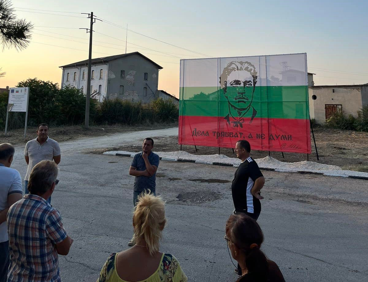 Поставиха билборд с лика на Левски в Суворово (СНИМКИ)