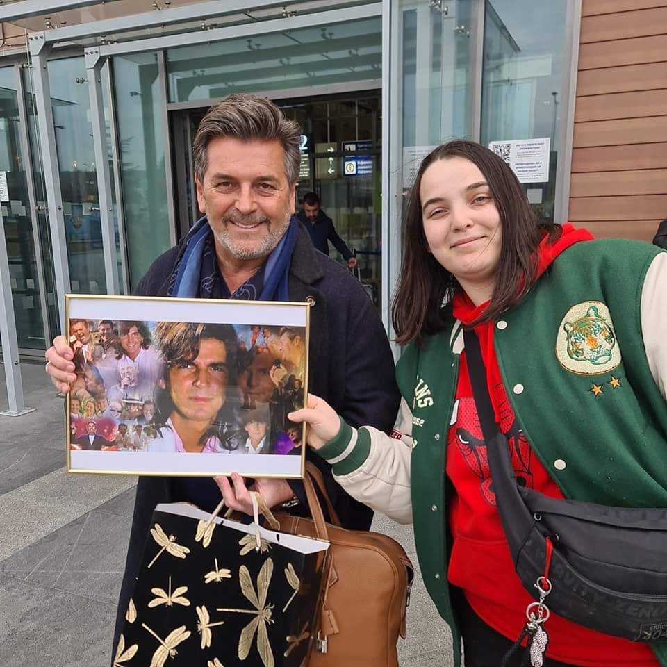 Млада варненка събра 500 автографи на известни личности 