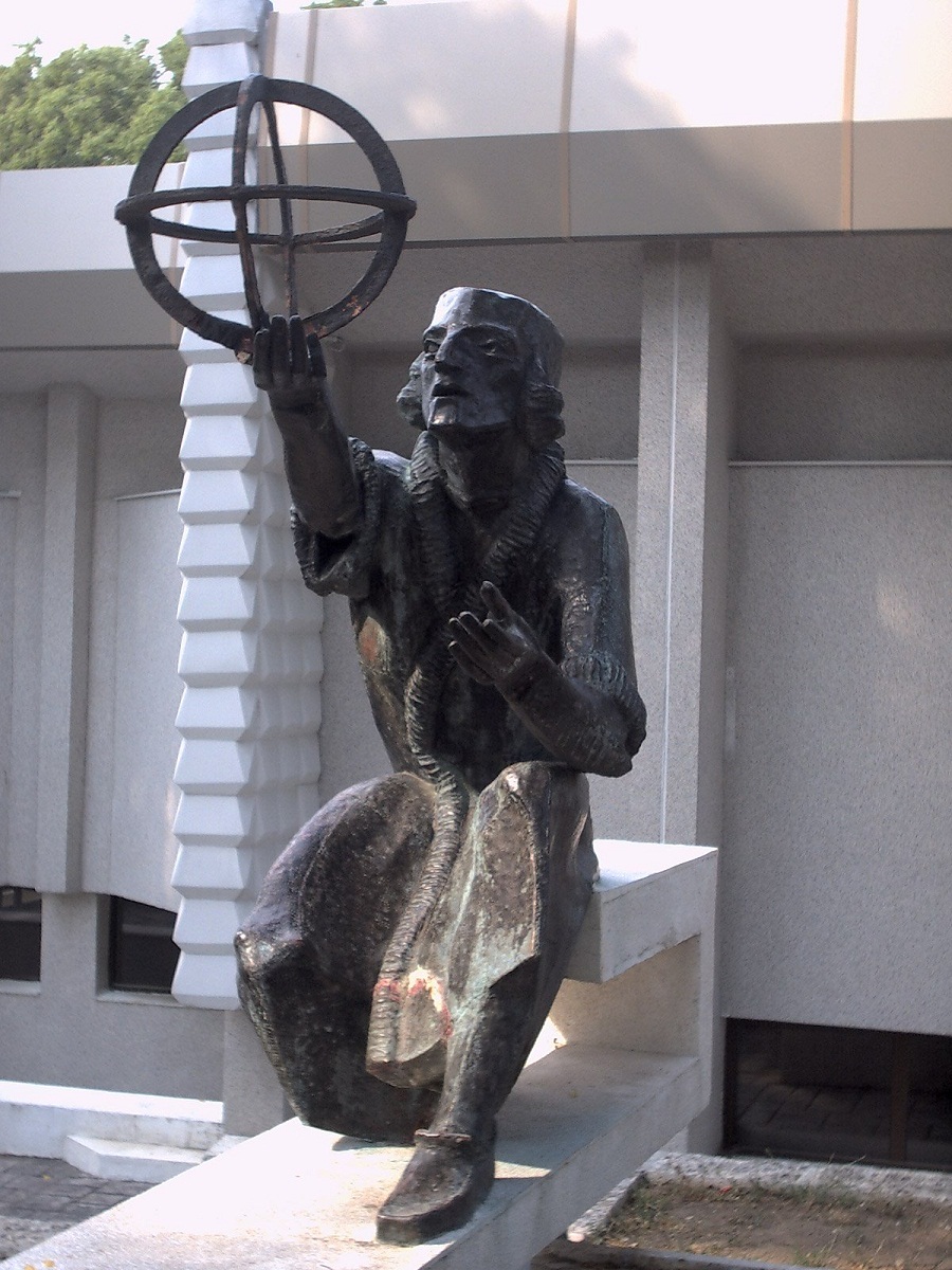 Вандали посегнаха на статуята на Коперник пред Планетариума (СНИМКИ/ВИДЕО)