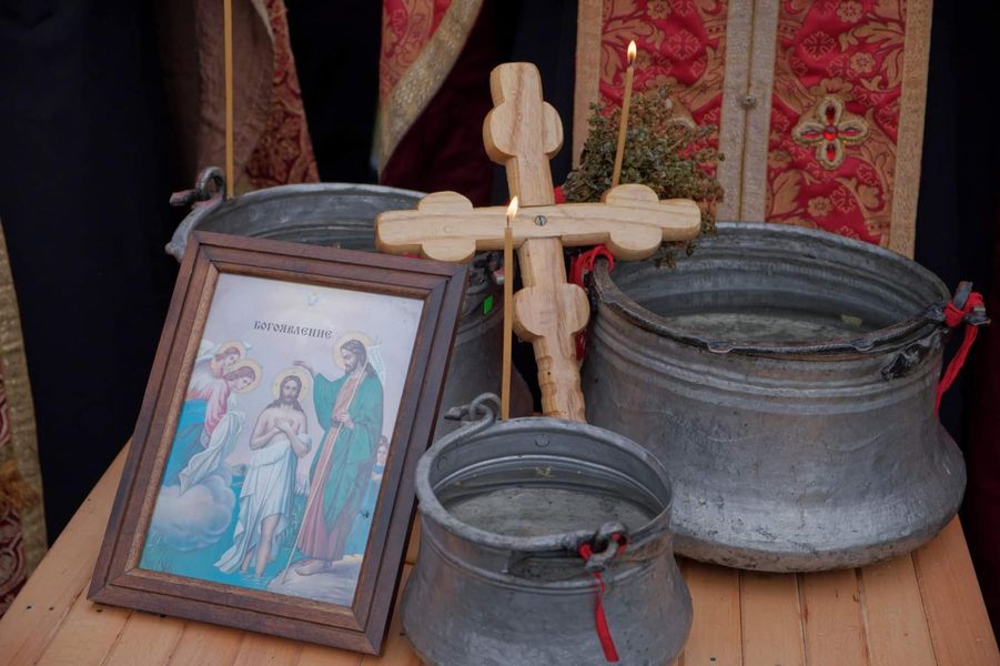 Симеон Спасов извади Богоявленския кръст от осветените води на река Росица в Севлиево