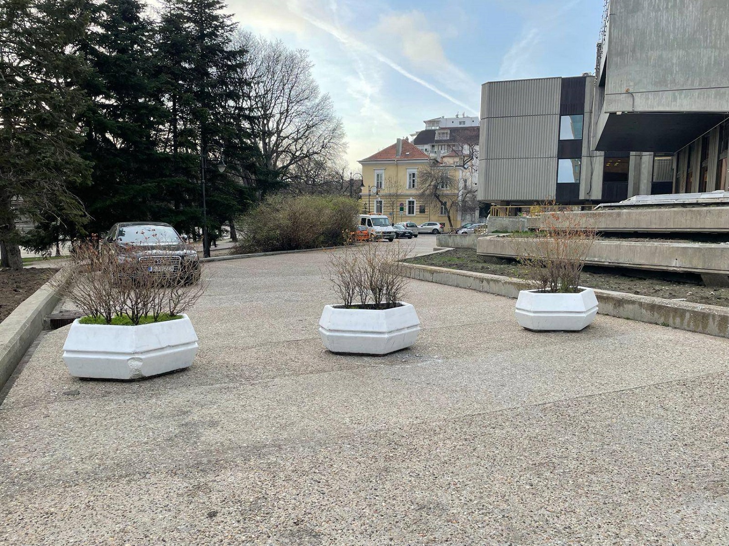 Без коли пред стълбите на Общината